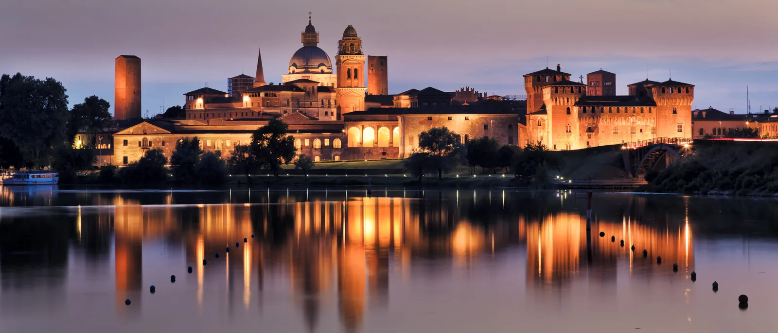 Mantova riflessa nei laghi, al tramonto
