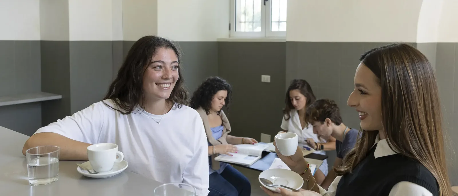 Studentesse durante la pausa caffè in una nostra sede
